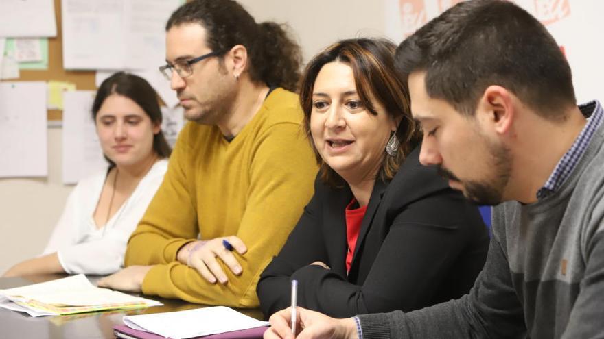 Rosa Pérez junto al grupo municipal de EU en Sagunt