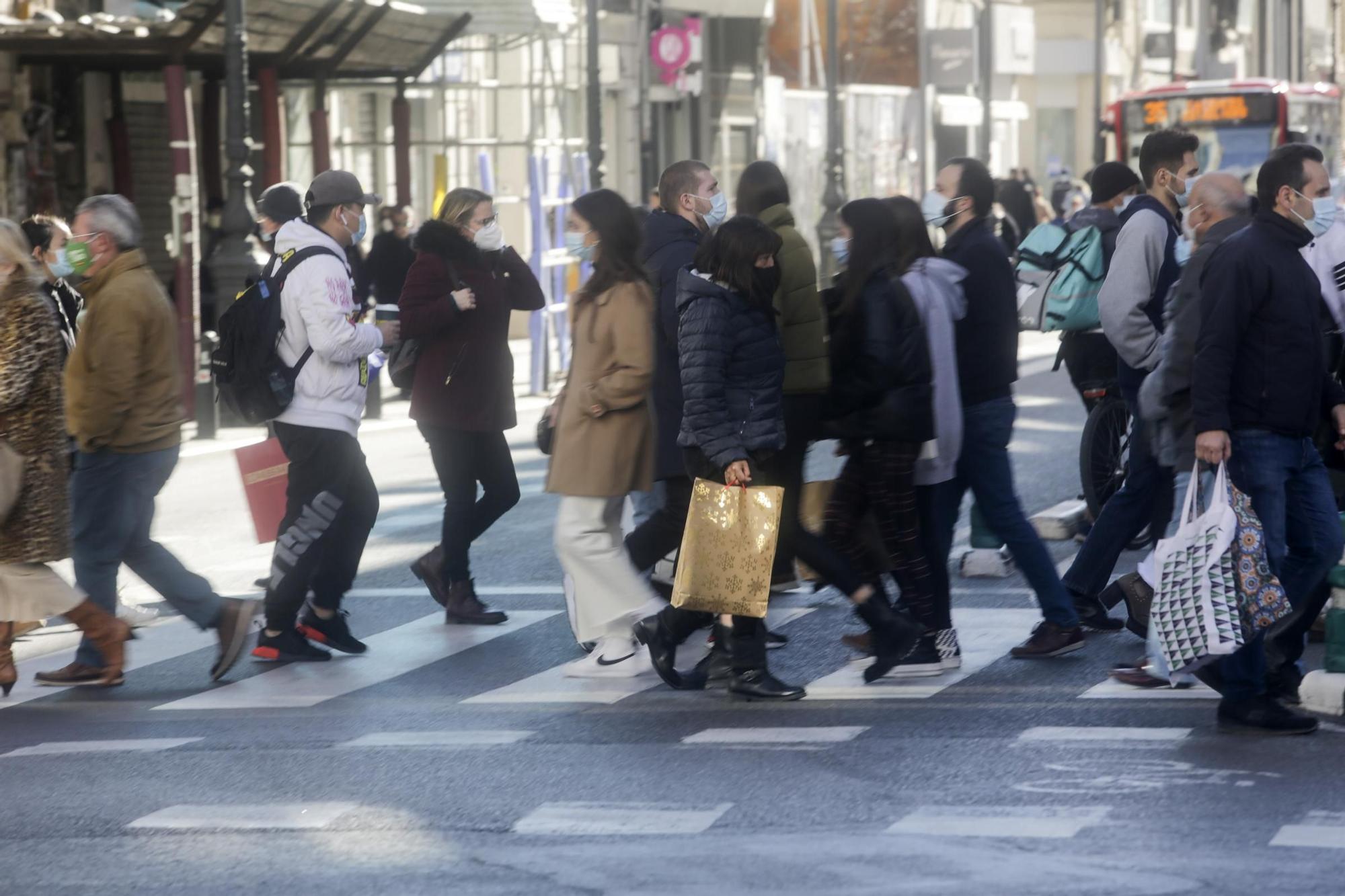 Aglomeraciones en las tiendas del centro de València por las compras de Navidad