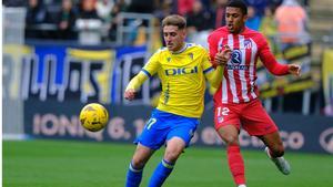 Robert Navarro, con el Cádiz ante el colchonero Lino