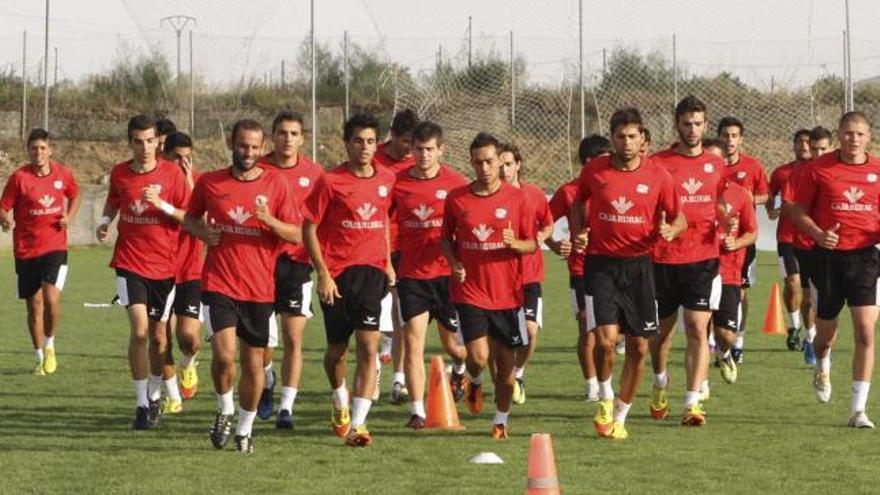 Agustín y Dani Hernández encabezan al grupo durante la carrera continua de calentamiento.