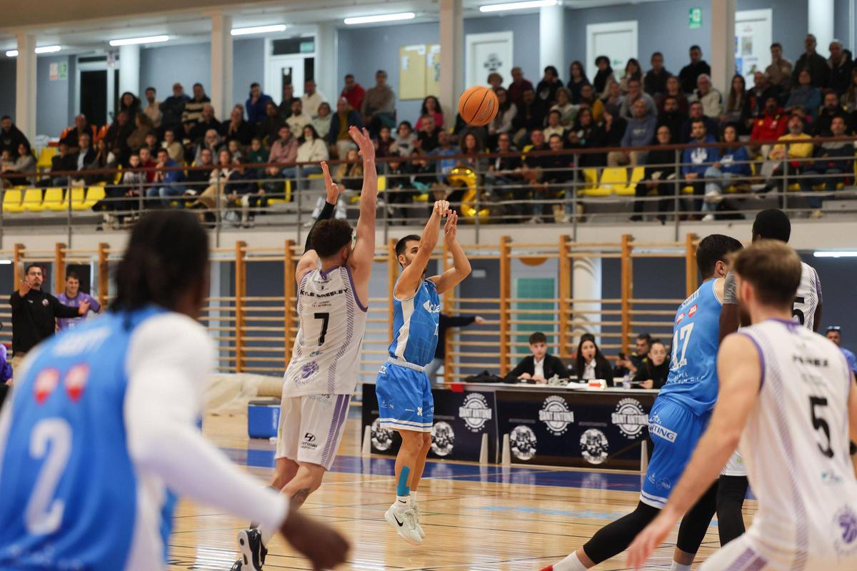 Un jugador del Class Sant Antoni se dispone a lanzar a canasta, en el duelo ante el UPB Gandía.