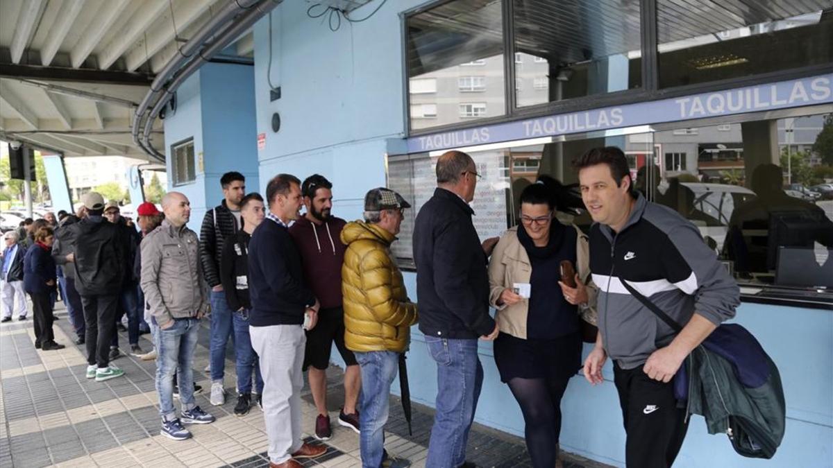 Aficionados del Celta hacen cola en las taquillas para comprar entradas para el partido ante el Manchester United