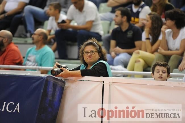 Los universitarios contra el Dinamo Sassari.