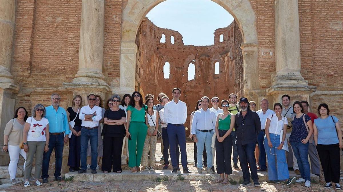 Visita de los participantes al Pueblo Viejo de Belchite donde se realizó un encuentro el martes 7 de junio. | SERVICIO ESPECIAL