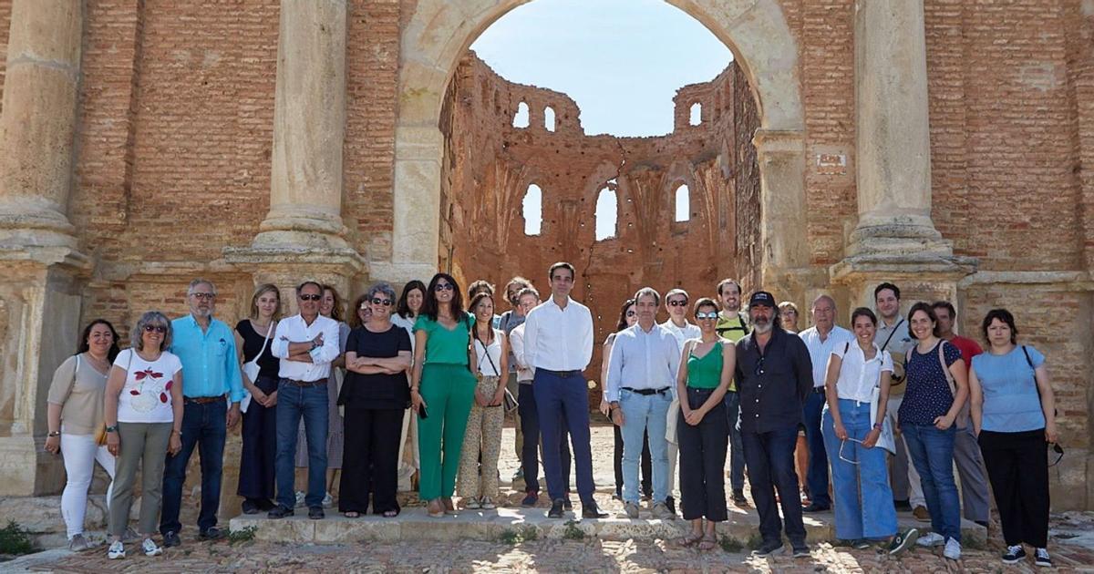 Visita de los participantes al Pueblo Viejo de Belchite donde se realizó un encuentro el martes 7 de junio. | SERVICIO ESPECIAL