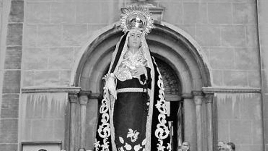La Virgen Dolorosa, portada por un grupo de cofrades, en la procesión de 2011.