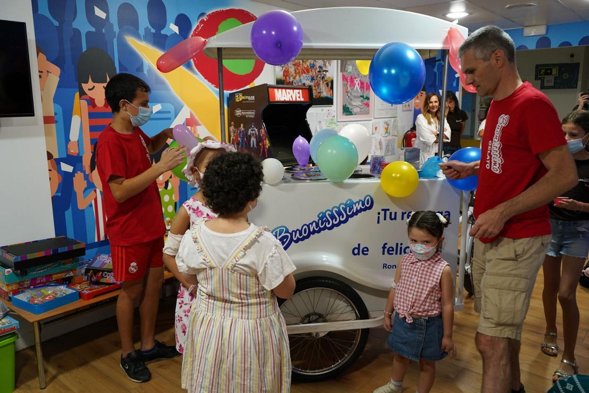 Así ha sido la tradicional visita del carrito de helados al hospital Reina Sofía