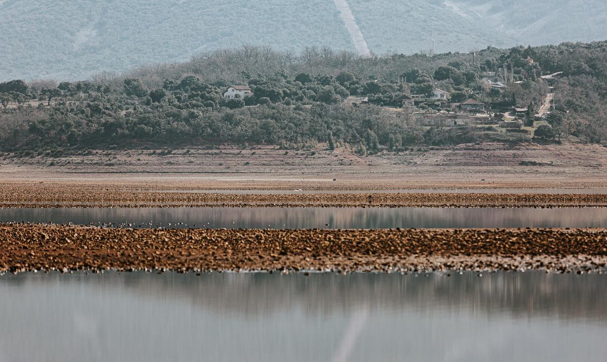 Vista del Embalse Torre de Abraham, originalmente con una capacidad de 180 hectómetros cúbicos pero que en estos momentos se encuentra al 6-7% de su capacidad total.