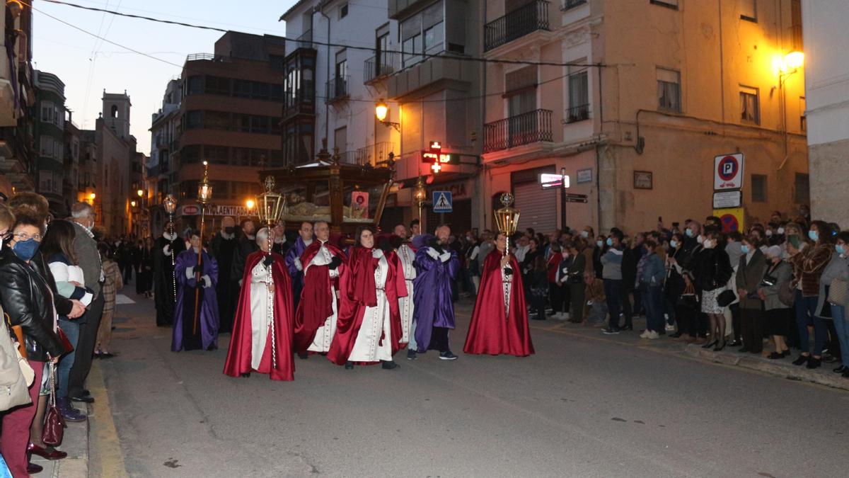 El público presencia el paso del Santo Sepulcro durante la procesión de Segorbe.