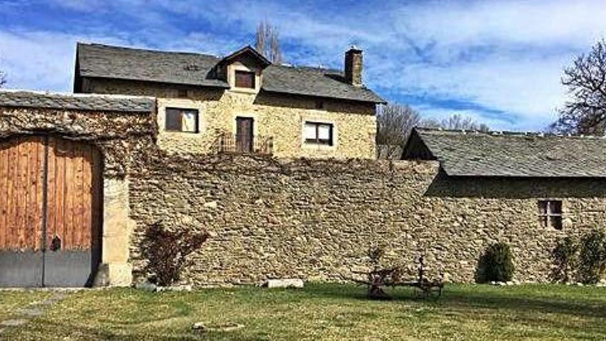 La façana principal i l&#039;accés a l&#039;era de la finca de mas Sallens de Bolvir que ha heretat l&#039;Ajuntament