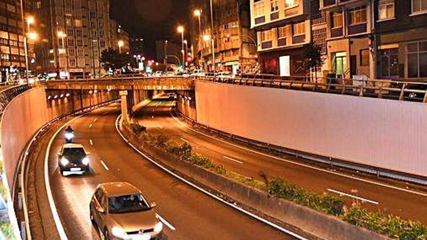 Vehículos salen del túnel de Os Castros en dirección al centro de la ciudad.