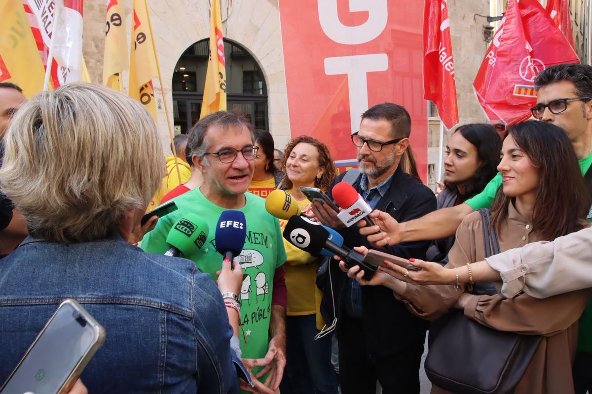 Los sindicatos de profesores apuntan directamente a Pérez Llorca: "Queremos negociar" Los sindicatos de profesores apuntan directamente a Pérez Llorca: "Queremos negociar"