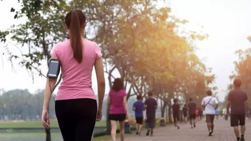 Andar es muy beneficioso para la salud.