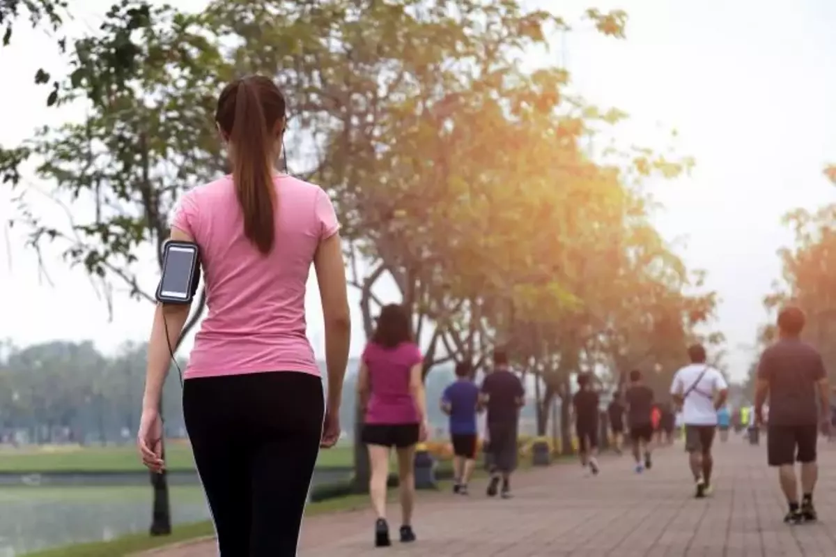 Andar es muy beneficioso para la salud.