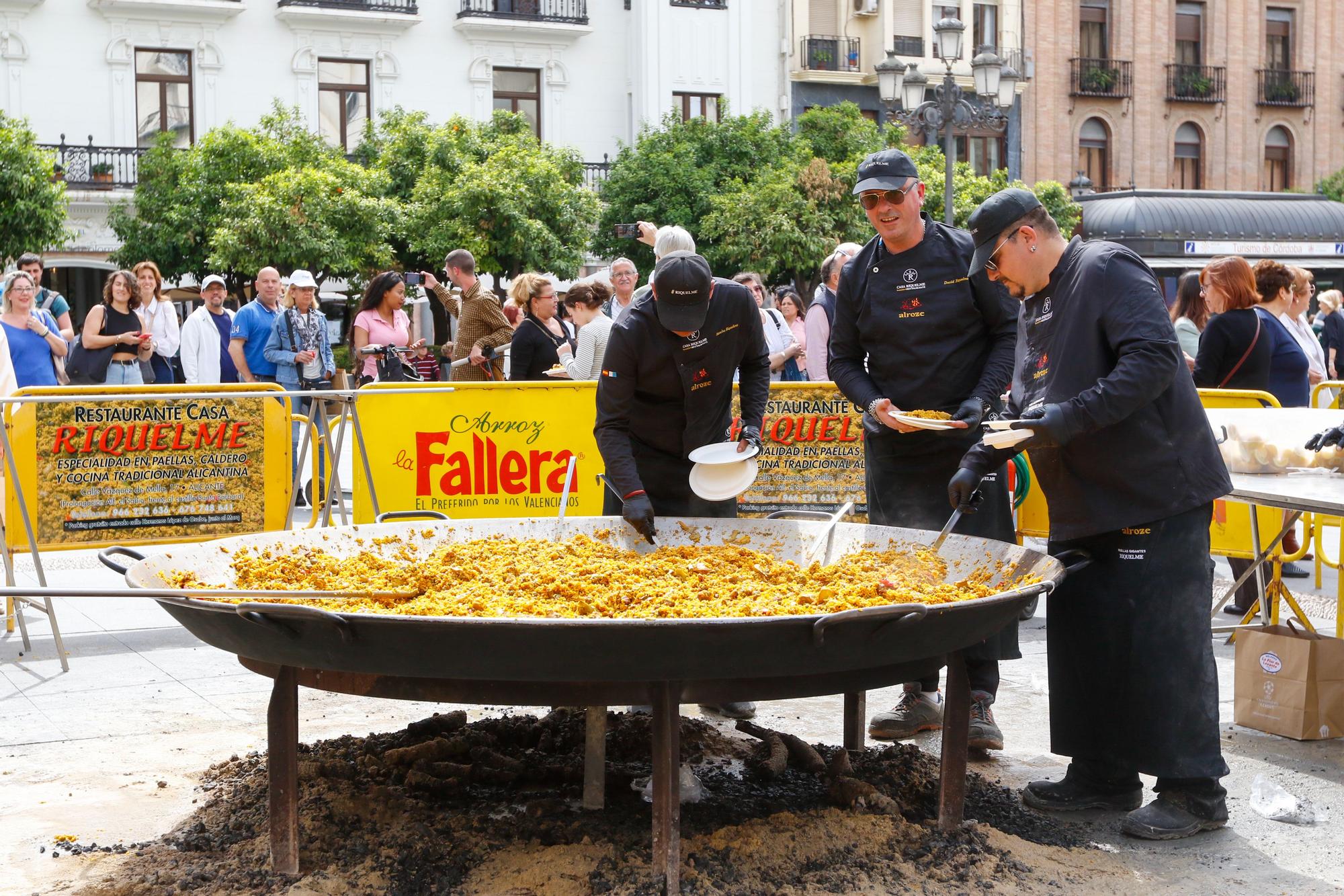 Alicante promociona su imagen en Córdoba con un arroz gigante