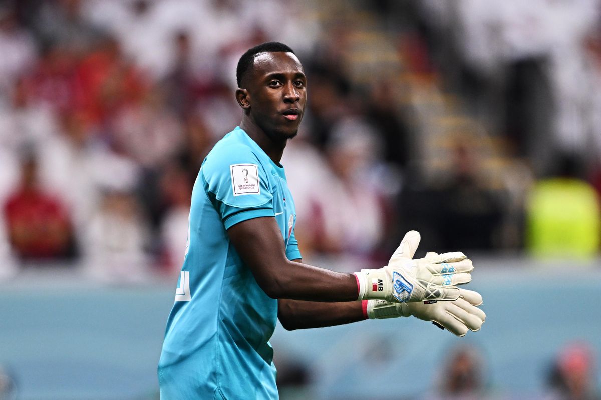 Al Khor (Qatar), 29/11/2022.- Goalkeeper Meshaal Barsham of Qatar gestures during the FIFA World Cup 2022 group A soccer match between the Netherlands and Qatar at Al Bayt Stadium in Al Khor, Qatar, 29 November 2022. (Mundial de Fútbol, Países Bajos; Holanda, Catar) EFE/EPA/Noushad Thekkayil