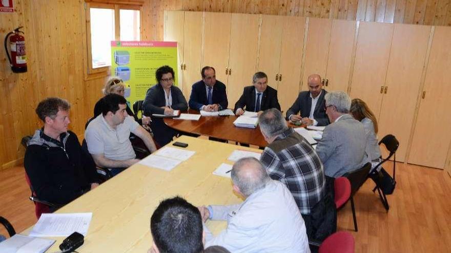 Asistentes a la junta celebrada ayer en las instalaciones de A Portela.  // Gonzalo Núñez