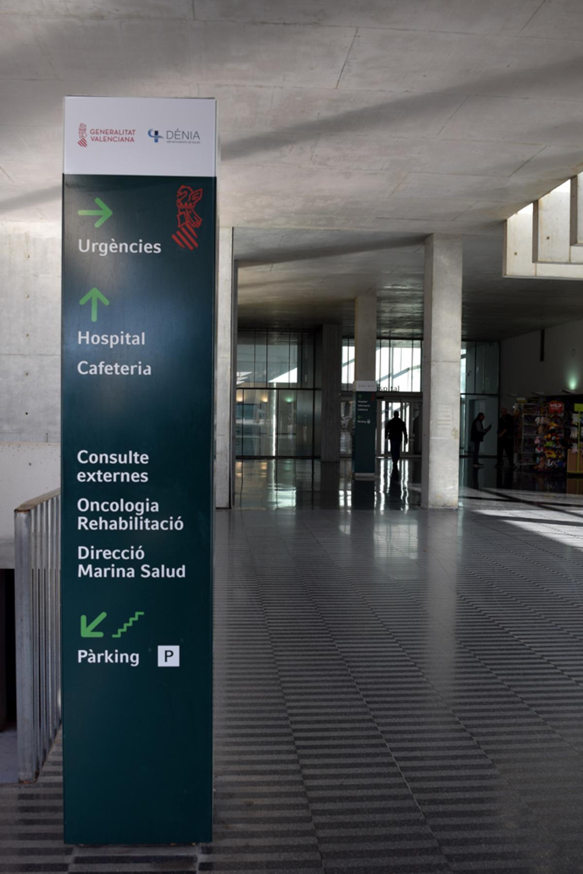 El monolito de la entrada principal al hospital de Dénia
