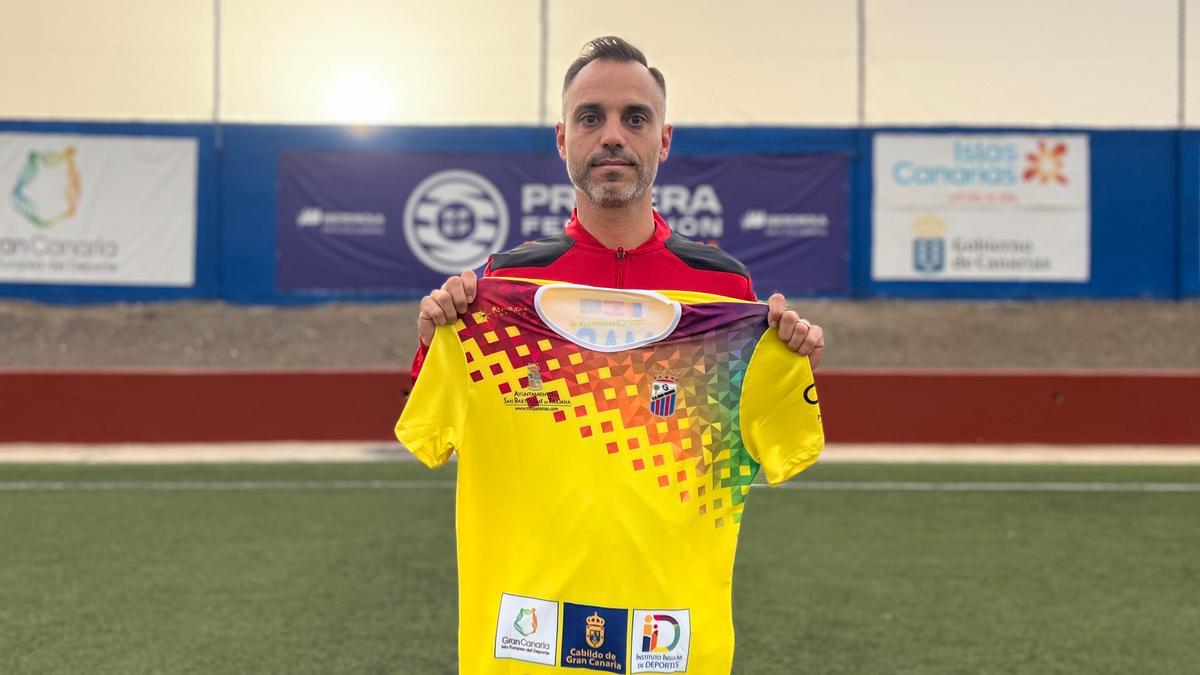 Fran Bordón posa con una camiseta del Juan Grande