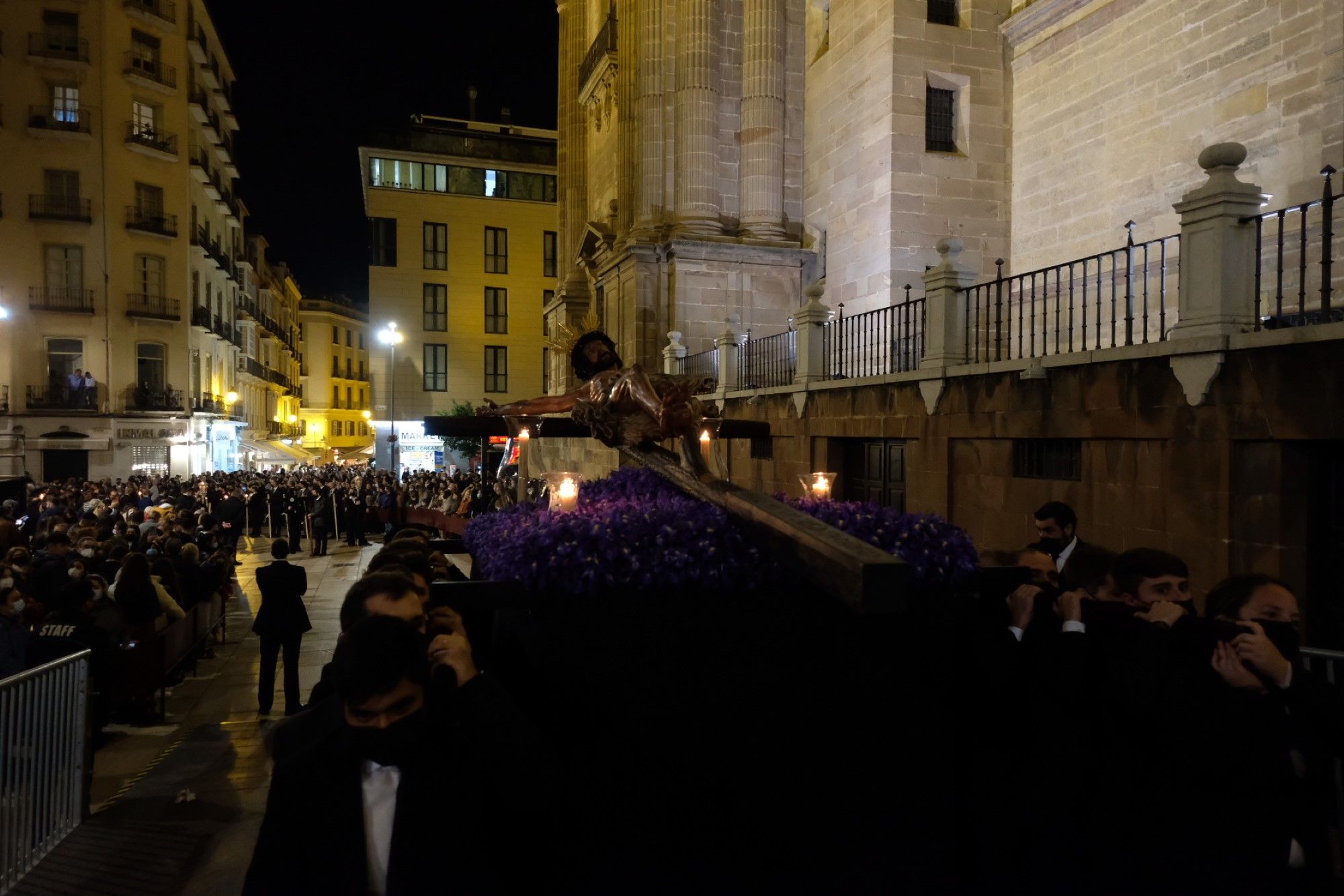 El Cristo de la Crucifixión accede a la Catedral