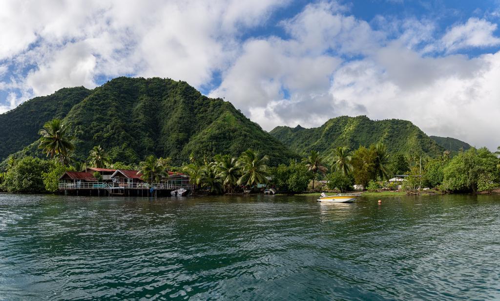 El pueblo de Teahupo'o con el mar en calma