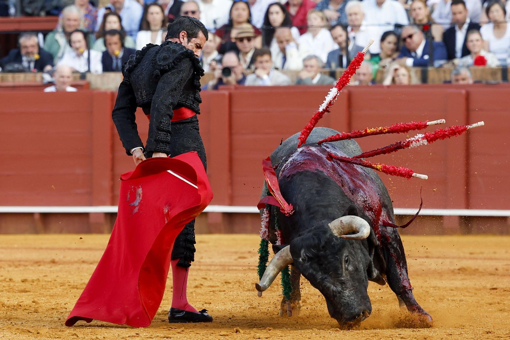 SEVILLA, 17/04/2024.- El diestro Emilio de Justo da un pase a su primer toro durante el festejo de la Feria de Abril celebrado este jueves en La Real Maestranza de Sevilla, con toros de La Quinta. EFE/ Julio Muñoz