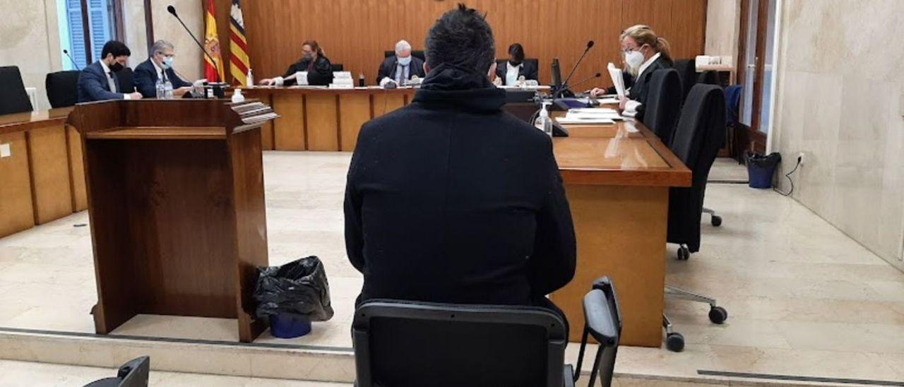 El acusado de la presunta violación, ayer, durante el juicio en la Audiencia de Palma.