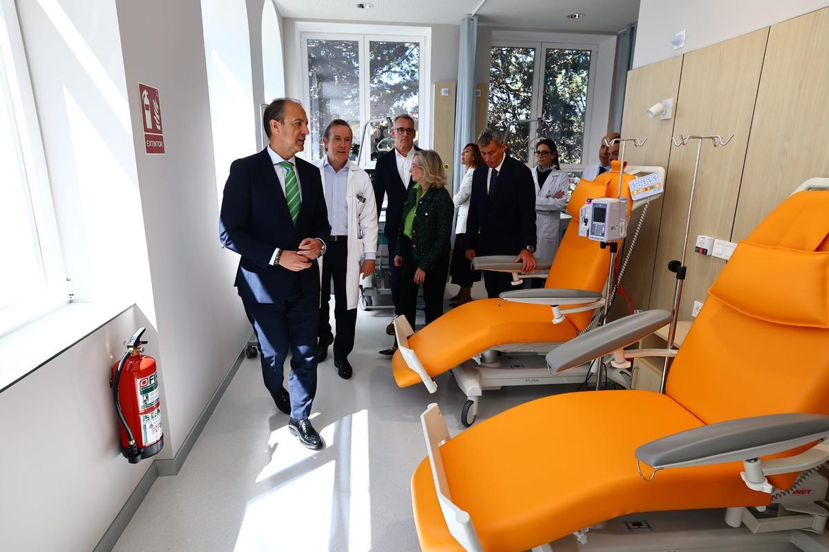 El consejero de Sanidad en funciones, José Luis Bancalero, visita el nuevo hospital de día de Oncohematología.