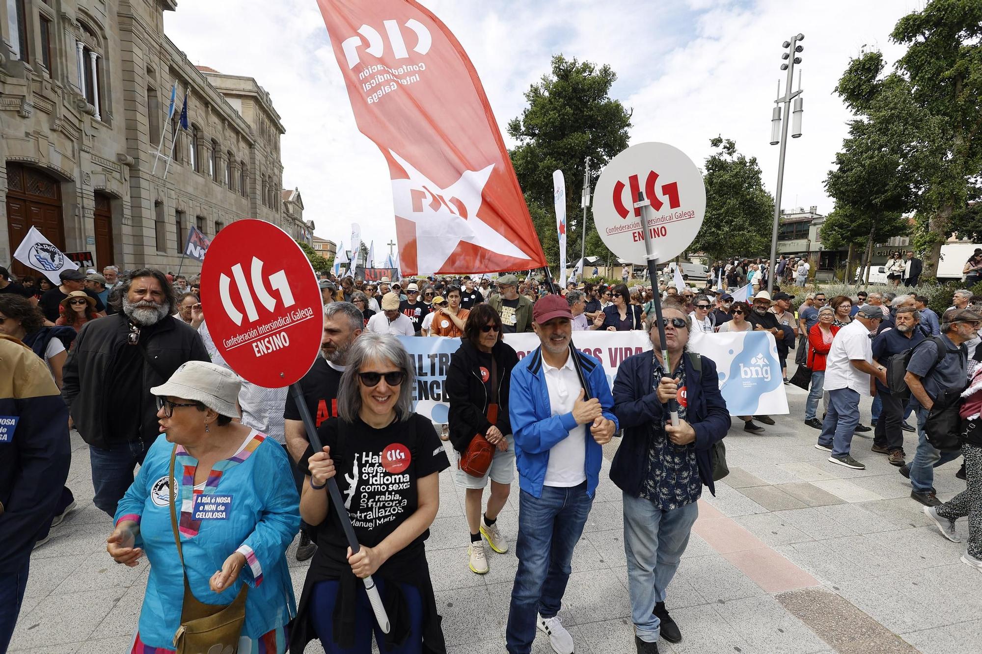Miles de gallegos marchan de Pontevedra hasta Lourizán en protesta por las celulosas de Ence y Altri