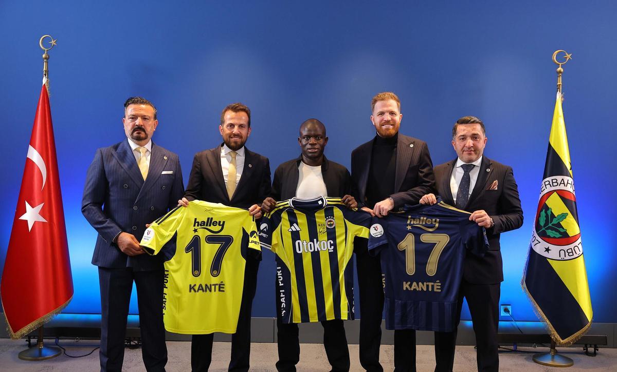 Kanté durante su presentación con el Fenerbache