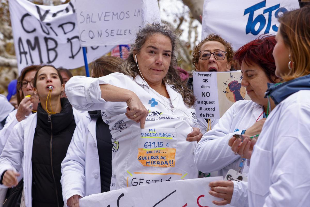 Protesta de enfermeras y empleados del ICS ante el Parlament