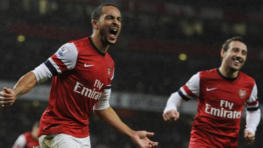 El jugador del Arsenal, Walcott celebra con Santi Cazorla el gol.