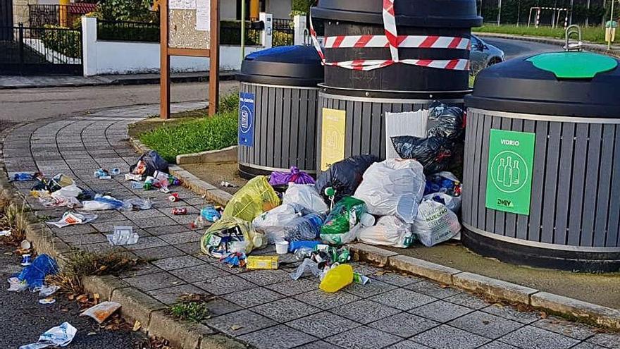 La basura desborda los contenedores de Los Bayones, en Noreña