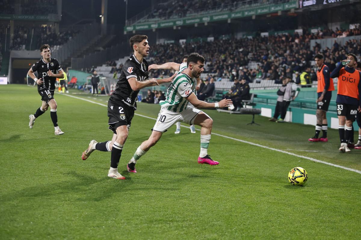 Un lance del encuentro entre el Córdoba CF y el Burgos de la primera vuelta, en El Arcángel.