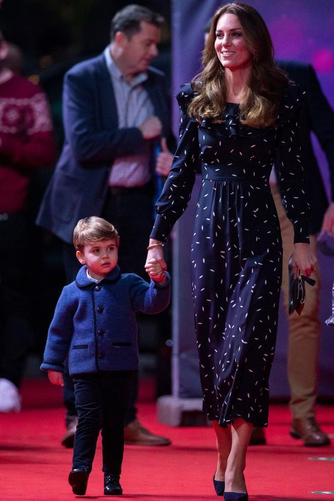 Kate Middleton con vestido de Alessandra Rich de la mano de su hijo pequeño