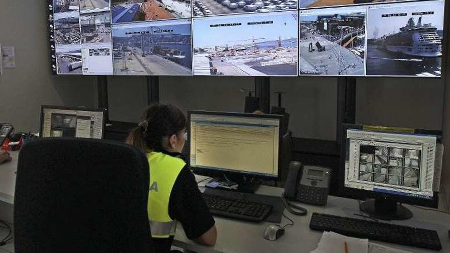 Sala de control de la Policía Portuaria en la Estación Marítima. // J.L.