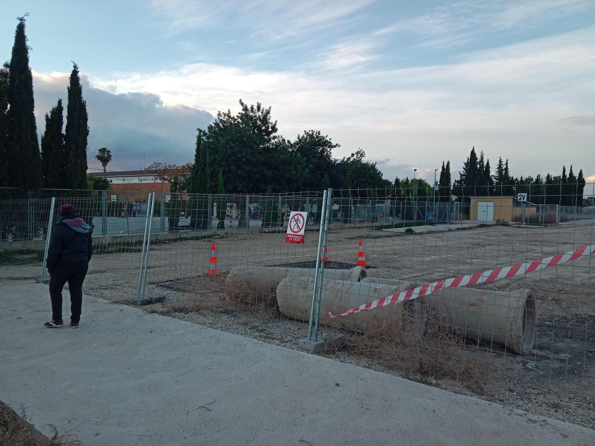 Una persona pasa por la cubierta de la autovía, cerrada