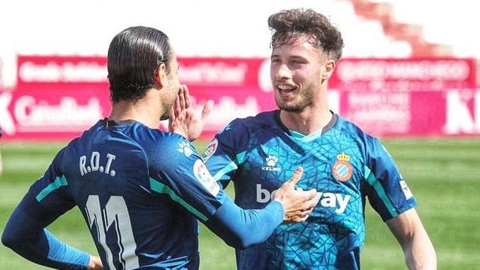 Raúl de Tomás celebra su primer gol con Puado.