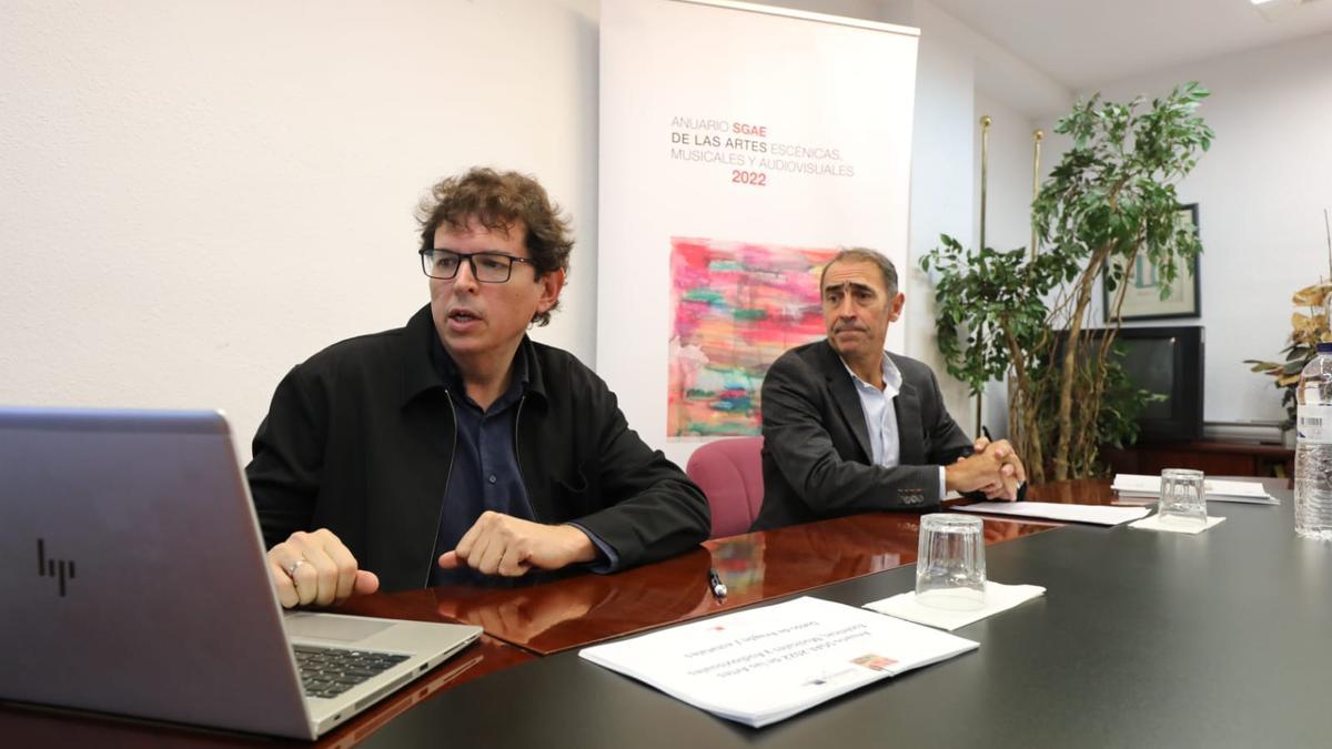 Rubén Gutiérrez y Joseba Palacios, este miércoles en la presentación del anuario.