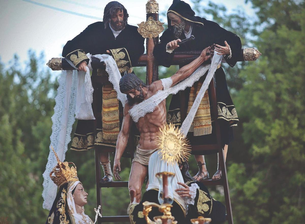 Santos varones Nicodemo y José de Arimatea, en el paso de misterio del Cristo del Descendimiento.