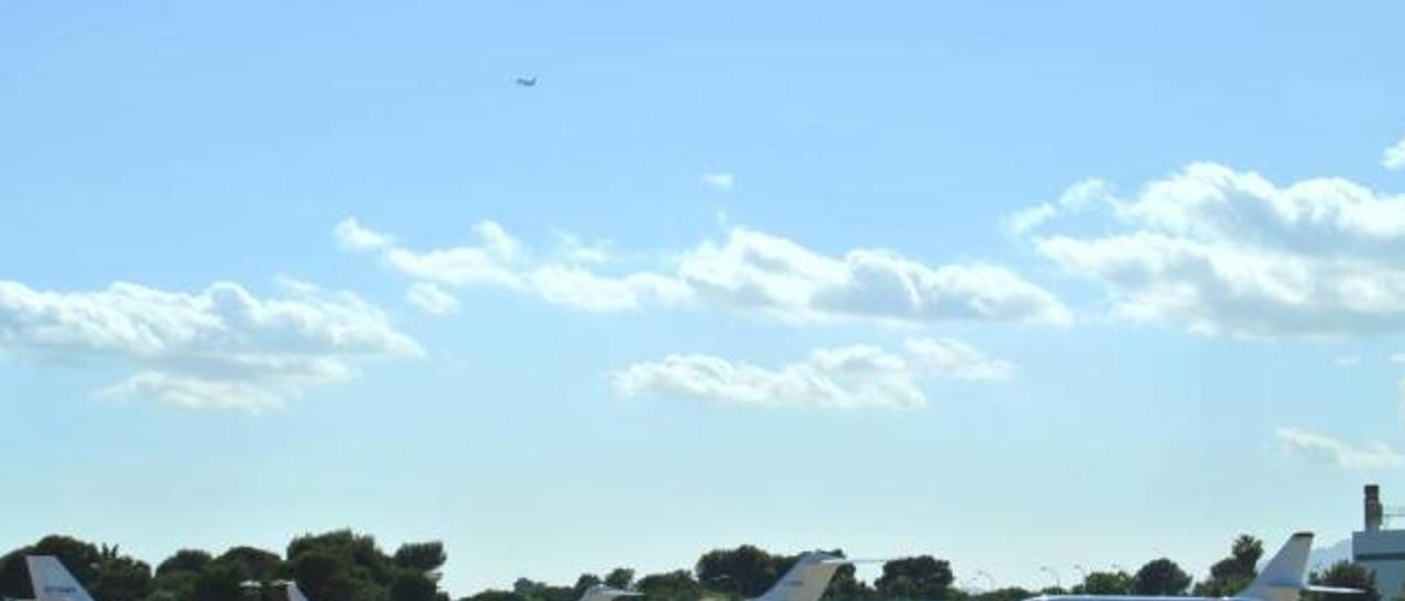 Hasta 80 operaciones de jet privado llega a haber en un solo día en Son Sant Joan. En la imagen, su zona de estacionamiento en Palma.