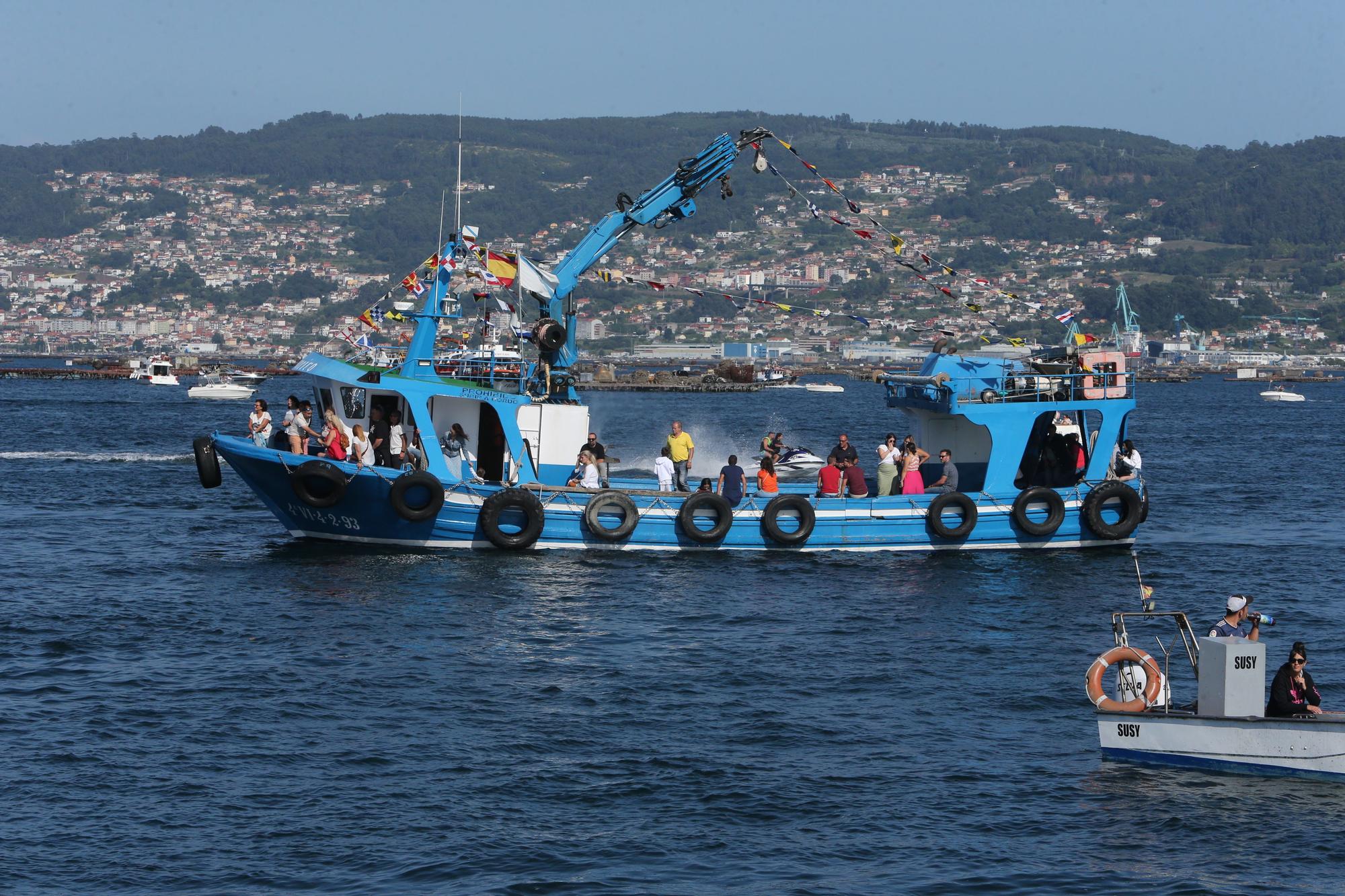 Decenas de barcos en la procesión marítima de Moaña