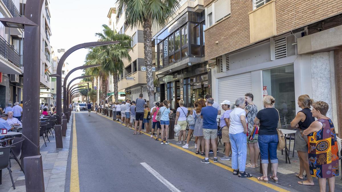 La cola en la calle Azorín, en pleno centro del casco urbano de Torrevieja