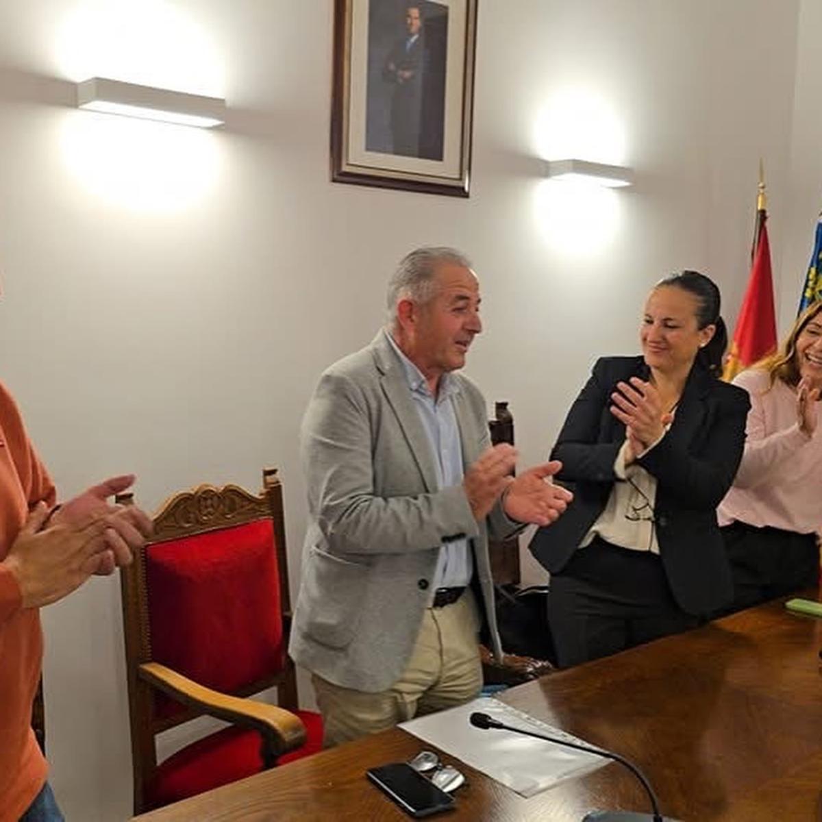 El presidente de la JLF, Claudio Guerrero, junto a la alcaldesa de Carcaixent, el día de su elección.