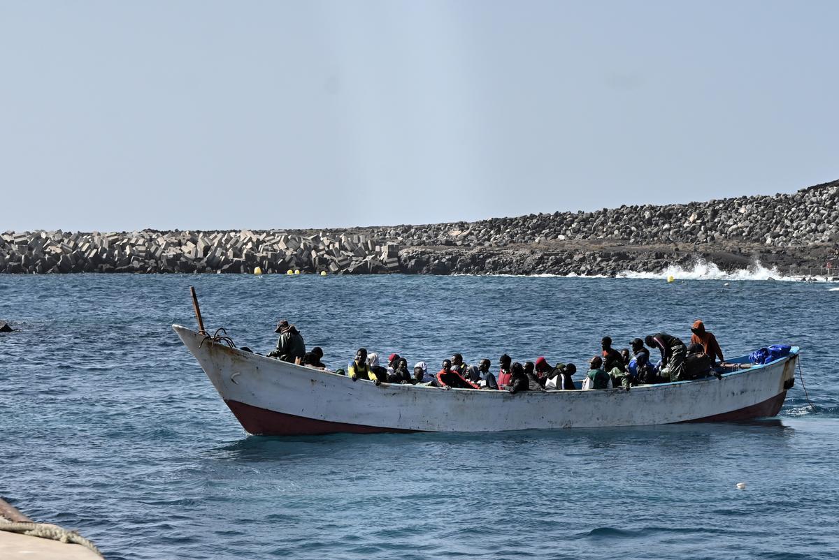 Dos muertos en un cayuco en El Hierro tras llegar a Canarias seis barcazas con 311 migrantes