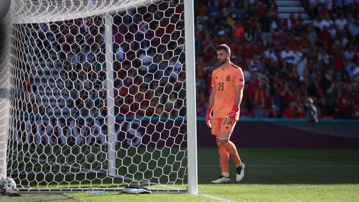 Unai Simón va a buscar un balón al fondo de la red en la pasada Eurocopa.