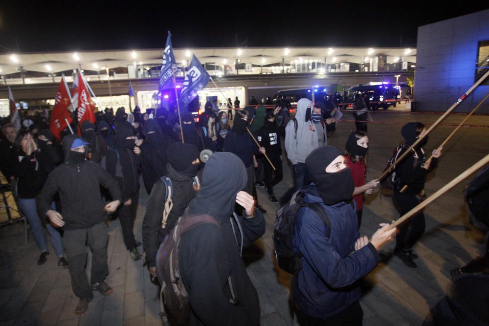 Protesta dels CDR a Girona en el marc de la vaga general