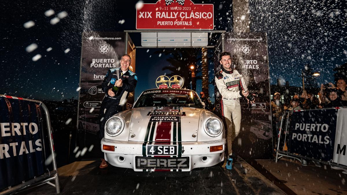 Seb Perez y su copiloto Gary McElhinney en el podio del Rally Clásico Isla de Mallorca