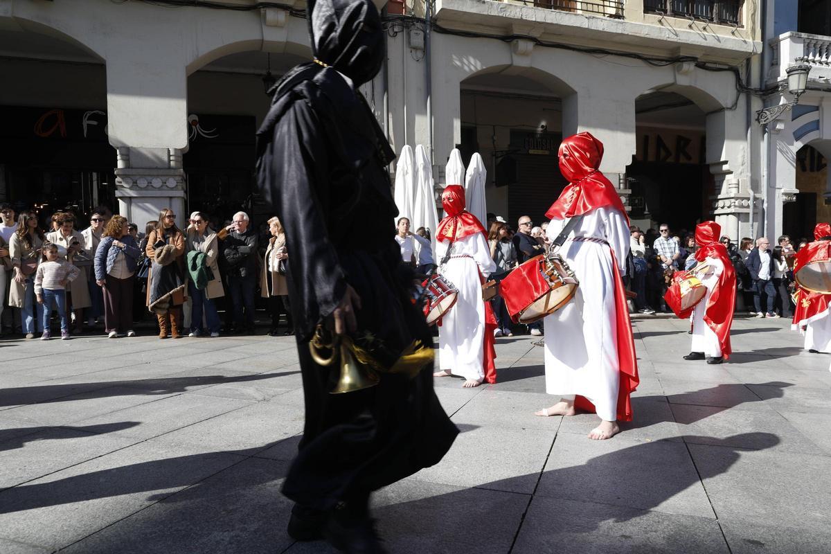 EN IMÁGENES: el desenclavo y la procesión del Santo Entierro en Avilés
