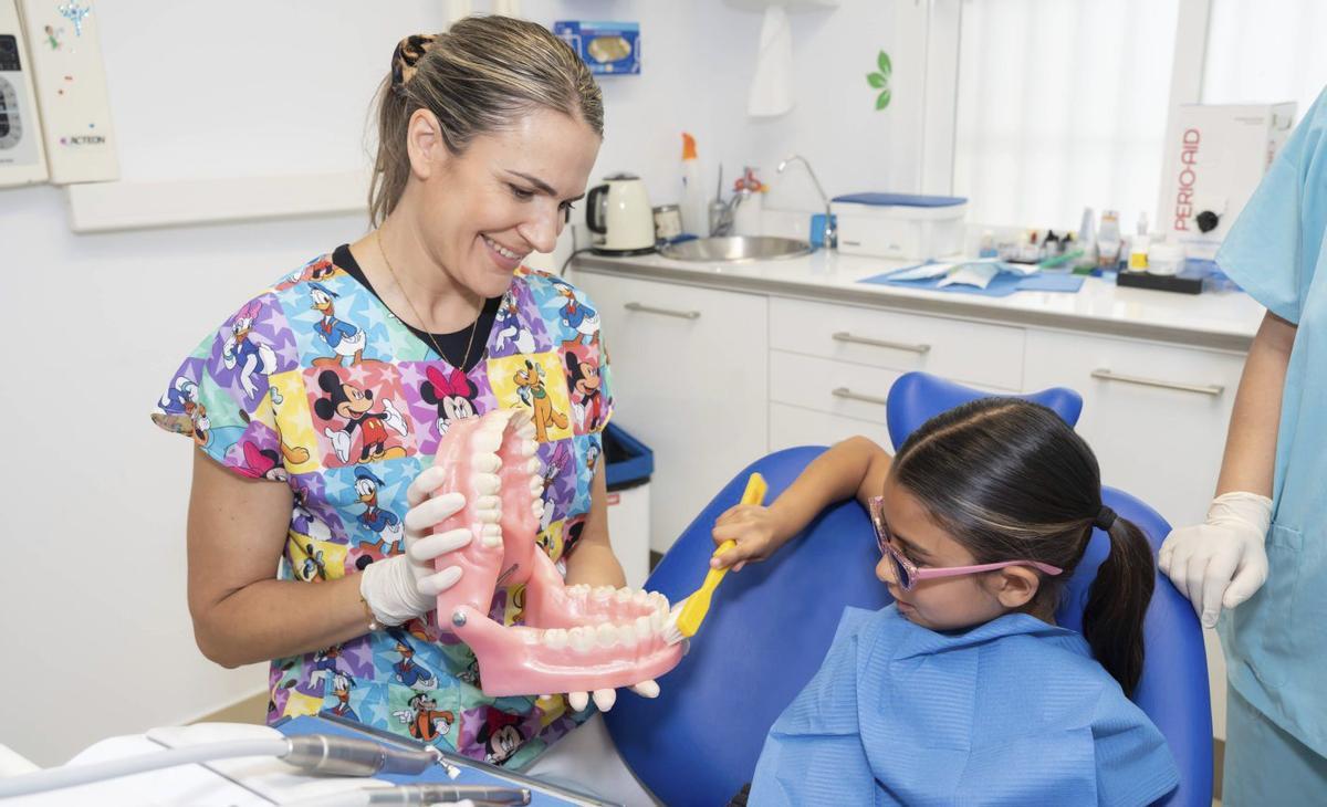 La odontóloga de la Clínica Dr.Rull, Marta Pérez, en consulta con una niña.